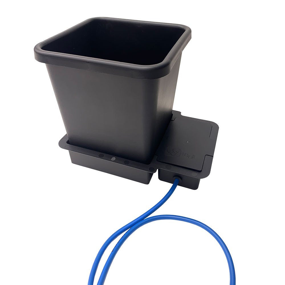 AutoPot 1Pot System module: 15 litre pot on its tray, lid on, 9mm AQUAvalve5 pipework