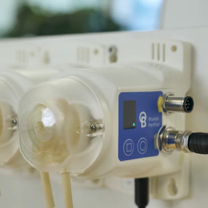 Bluelab PeriPod M4 control panel, status light and cable connectors close up