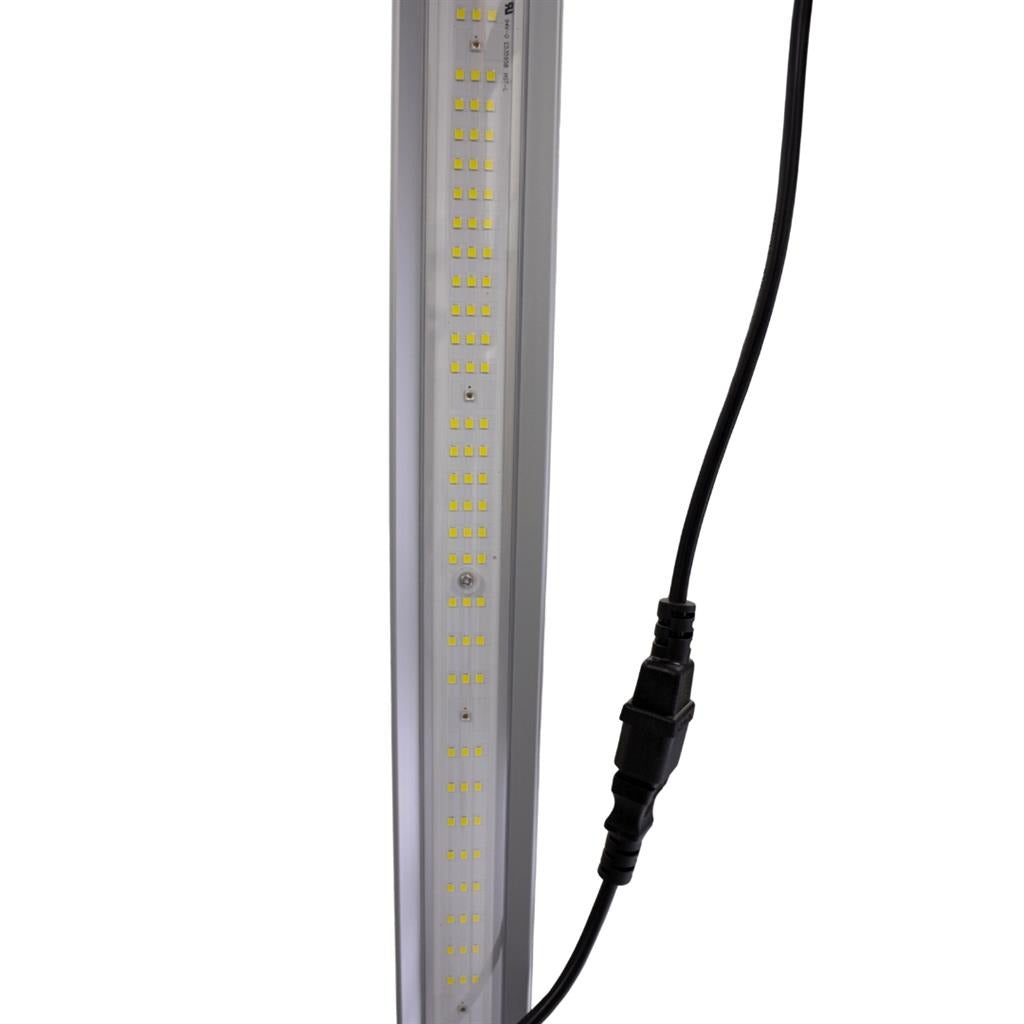LUMii XLED 720W LED Grow Light bar and lead close-up