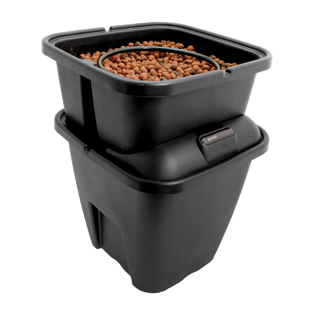 PLANT!T Gemini System from the side, showing the grow pot seated on the tank and the level window