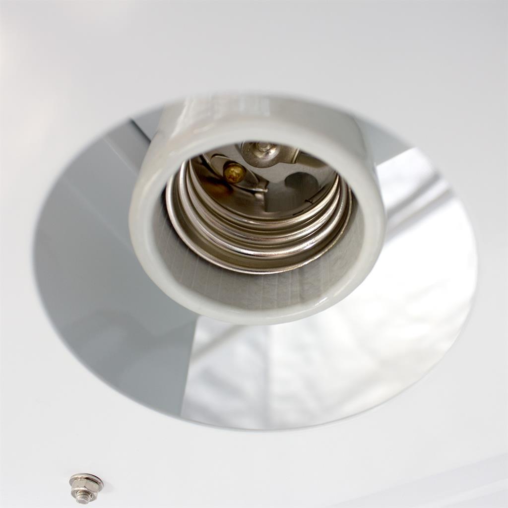 Sun King Parabolic Medium Reflector E40 lamp holder close-up